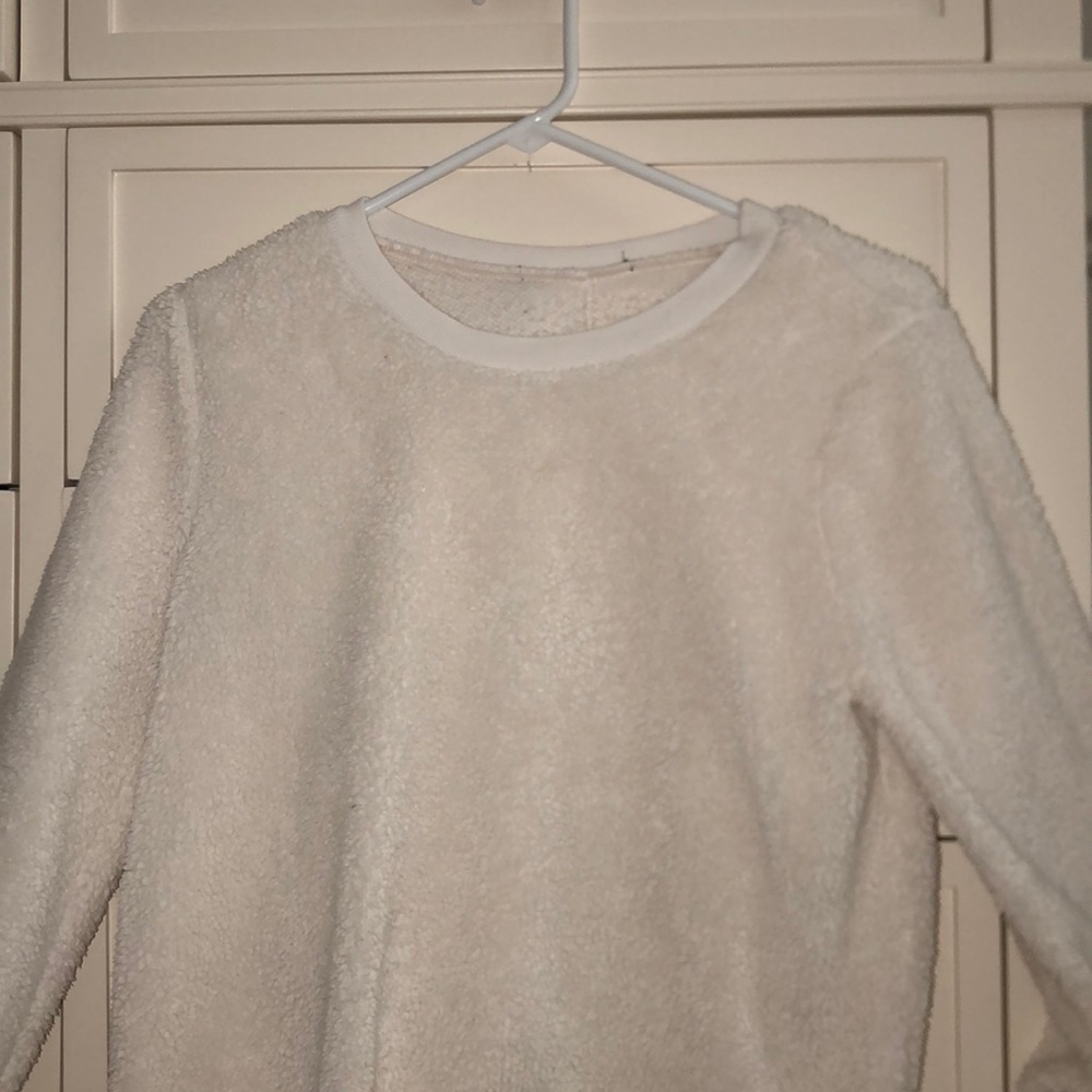 white forever 21 fuzzy sweatshirt